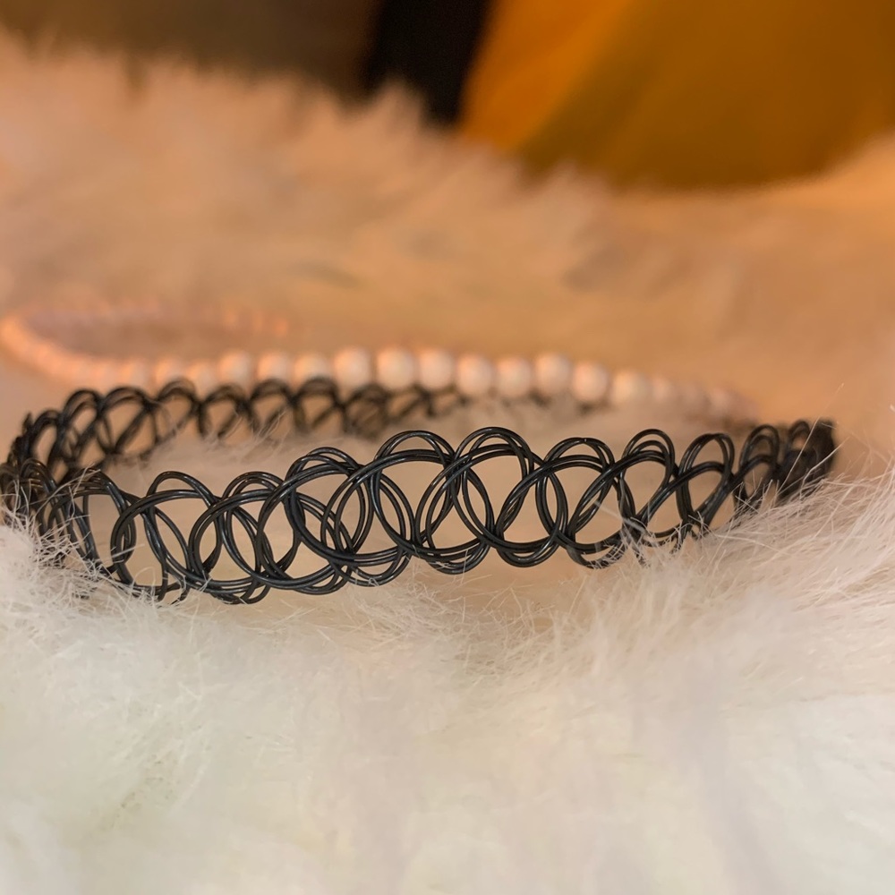 A black and pink choker🤩🆕. They come together‼️